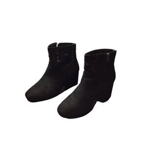 Cloudwalker boots women’s size 12 wide, with , rhinestone detailing in Black.